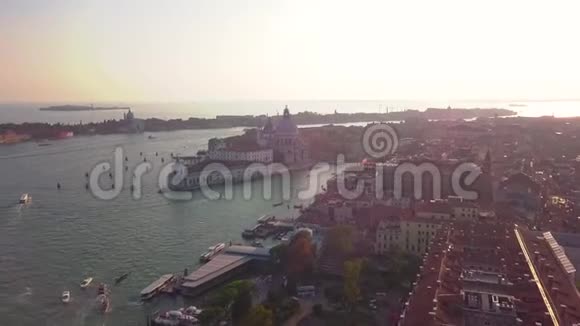 意大利威尼斯日出时在圣马可广场上空的空中轨道视频的预览图