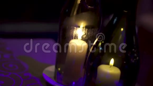 里面有蜡烛的装饰瓶剪辑瓶子里有漂亮时尚的蜡烛一支蜡烛在瓶子里燃烧视频的预览图