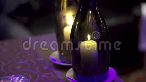里面有蜡烛的装饰瓶剪辑瓶子里有漂亮时尚的蜡烛一支蜡烛在瓶子里燃烧视频的预览图