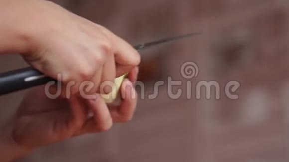 女人清洁苹果视频的预览图