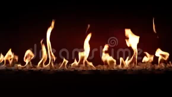 可爱的令人难以置信的气氛令人满意的接近木炭燃烧缓慢与橙色火焰在舒适的原木壁炉视频的预览图
