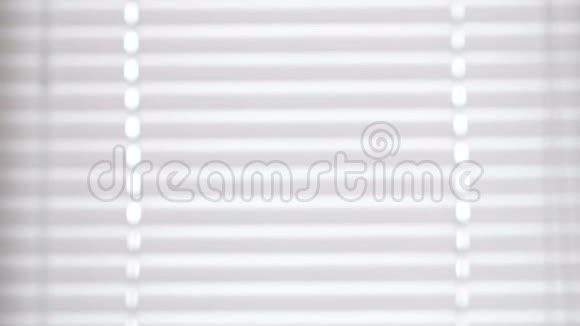 窗户上白色纹理的窗帘布鲁尔视频的预览图