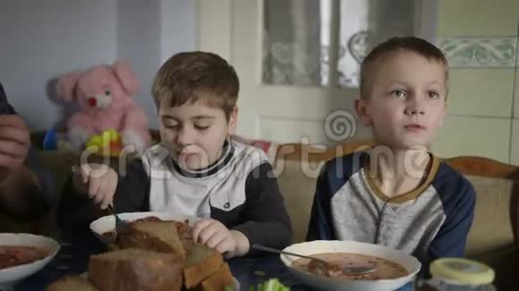 孩子们在餐桌上用餐传统的乌克兰烤盘视频的预览图