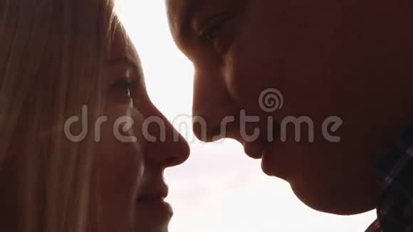近距离观看年轻漂亮的情侣形象温柔地看着对方的眼睛在明亮的亲吻中视频的预览图