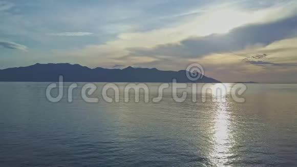 在山峦上的海面上Dran展示了奇妙的日出视频的预览图