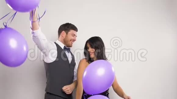 快乐的情侣在派对上跳舞视频的预览图