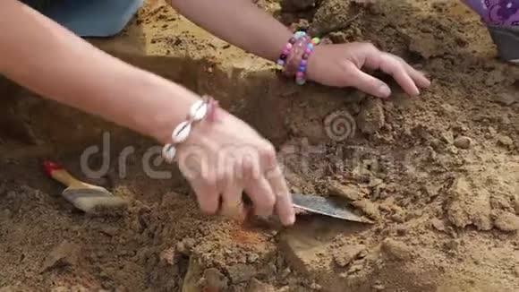 清理中世纪的坟墓视频的预览图