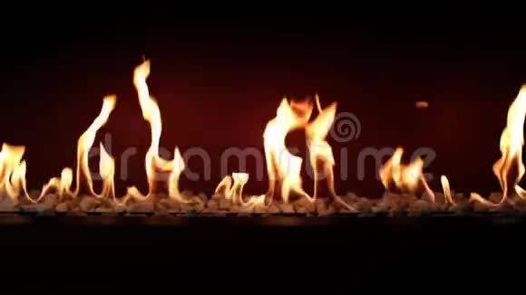 令人惊叹的令人满意的可爱的气氛靠近木炭缓慢燃烧在舒适的原木壁炉中有橙色的火焰视频的预览图