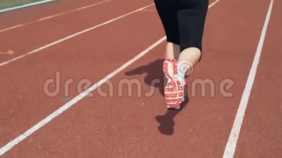跑步者的脚在体育场上奔跑视频的预览图