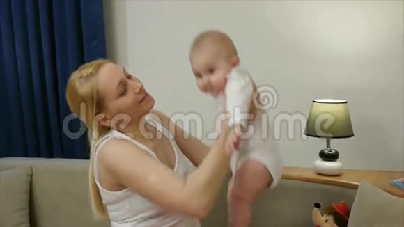 妈妈笑着把婴儿抱起来视频的预览图