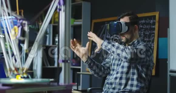 实验室工作人员在VR眼镜视频的预览图