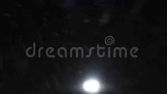 太空接触不明飞行物莫名其妙的发光物体接近夜间暴风雪视频的预览图