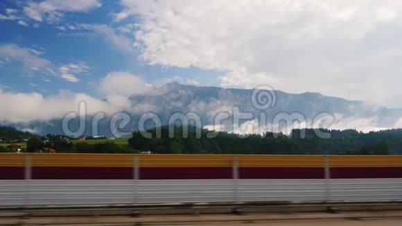 从车窗上看到奥地利美丽的阿尔卑斯山景观汽车很快就驶过了拦路栅或栅栏视频的预览图