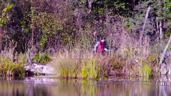河岸野生森林的两位科学家生态学家视频的预览图