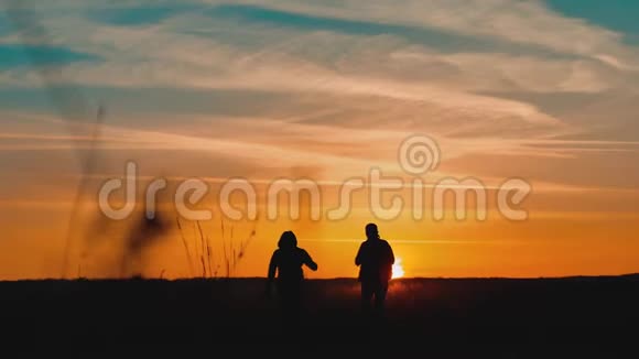 团队合作商务旅行理念两位游客的生活方式走着走着走着自然日落阳光视频的预览图