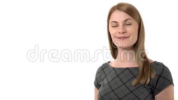 女商人用手在屏幕上显示双臂交叉站立孤立的白色背景视频的预览图