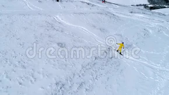 滑雪者沿着斜坡骑行鸟瞰视频的预览图