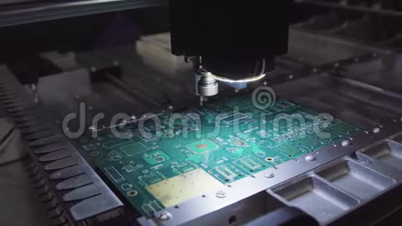 印制电路板生产厂工艺流程微芯片生产厂电力生产视频的预览图