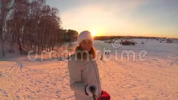 女孩用雪管升到雪山慢动作冬天的雪景积极休息运动视频的预览图