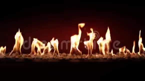 木炭燃烧缓慢橙色火焰在舒适的原木壁炉在令人惊叹的令人满意的可爱的气氛关闭视频的预览图