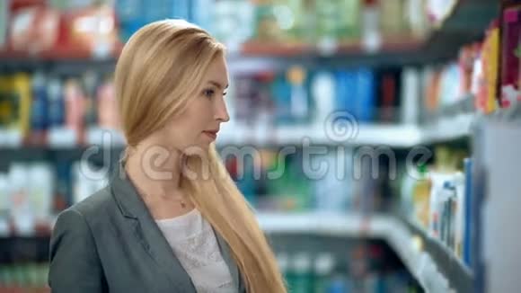 超级市场上选择个人护理产品的美女视频的预览图