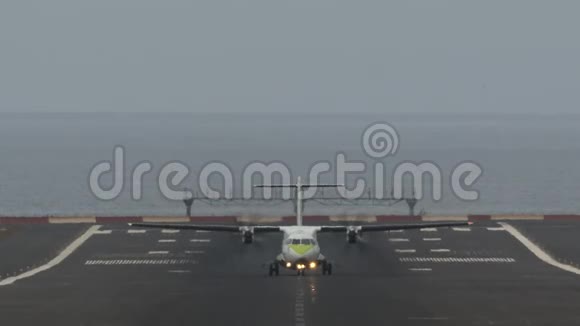 从机场乘飞机远洋起飞视频的预览图