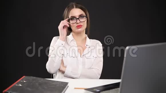 漂亮的商务小姐摆着手提电脑的桌子视频的预览图