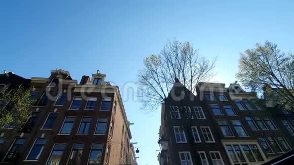阿姆斯特丹房屋的宏伟建筑房屋倾斜方向不同房子的正面视频的预览图
