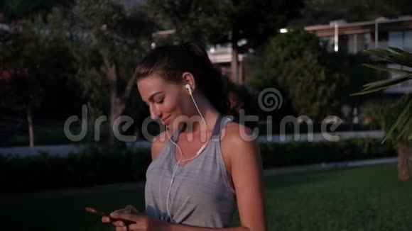 戴耳机的美女在夏天打电话自拍视频的预览图