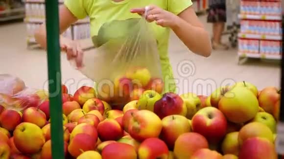 女孩在超市摘苹果视频的预览图