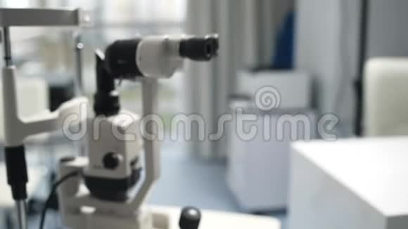 关闭眼科医生角膜显微镜视频的预览图