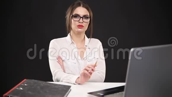 漂亮的商务小姐摆着手提电脑的桌子视频的预览图