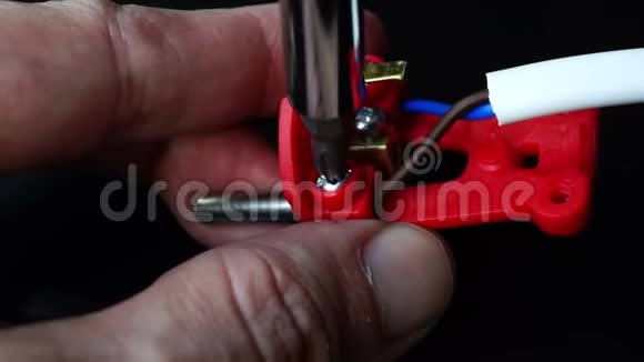 维修电器插头用螺丝刀拧紧视频的预览图