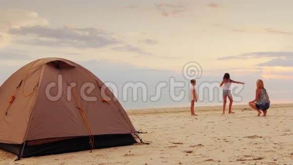 妈妈陪两个女儿玩吹泡泡前景中有一个帐篷视频的预览图