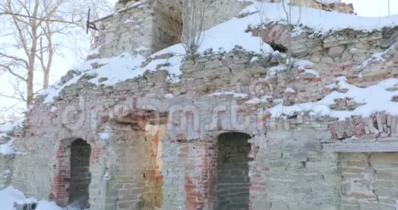 摄像机从下往上移去被毁的教堂视频的预览图