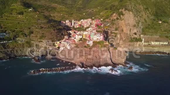 意大利CinqueTerre的Manarola航空景观视频的预览图