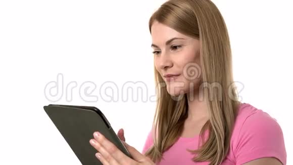 有平板电脑的漂亮女人浏览互联网与朋友交流孤立的背景视频的预览图