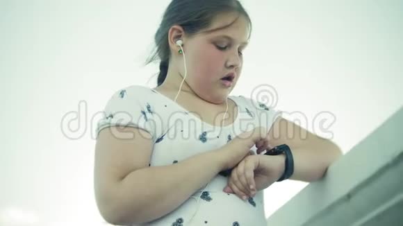 一个胖女孩在智能时钟上运行脉冲监视器视频的预览图