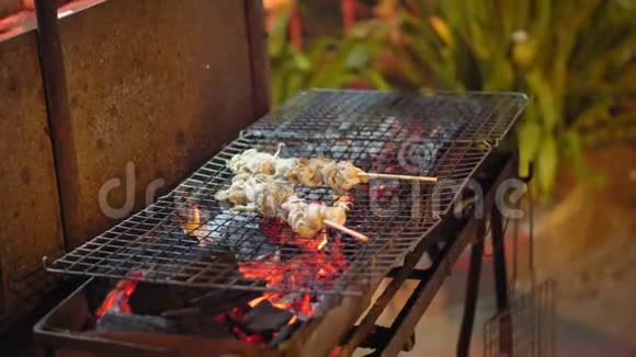 传统亚洲街头美食在火上煮海鲜视频的预览图