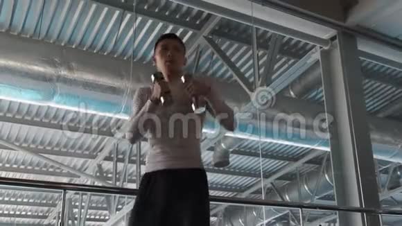 一个年轻的亚洲人正在跆拳道健身房训练视频的预览图