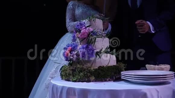 婚礼蛋糕上的切割和折叠盘子视频的预览图