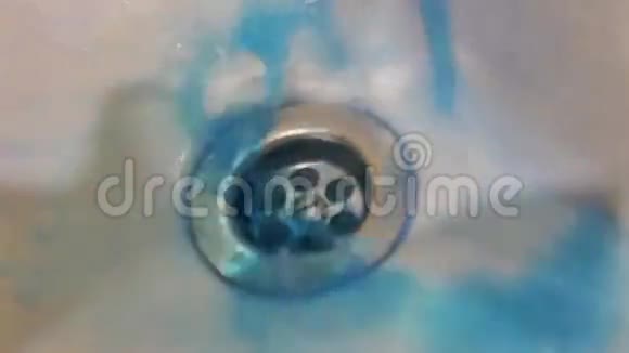 蓝水排入水槽视频的预览图