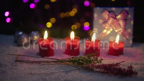 蜡烛燃烧的足迹球和礼物与灯发亮圣诞节视频的预览图