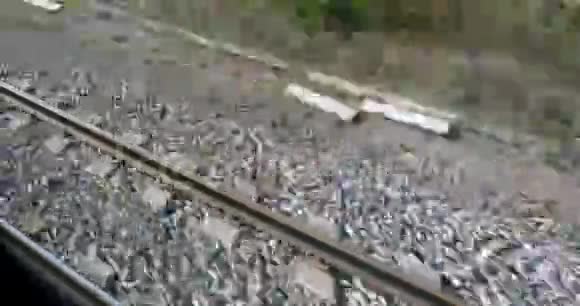 从火车的窗户看到铁轨视频的预览图