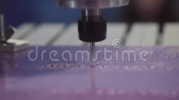 自动机器在塑料棒上锯字在机器上刻字视频的预览图