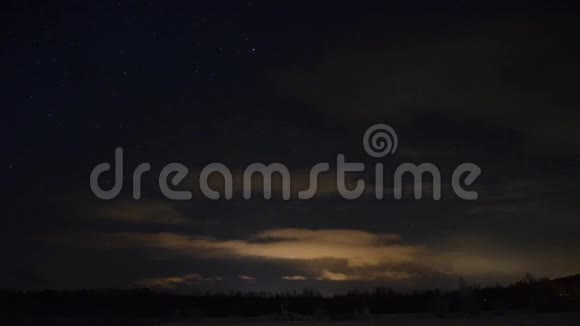北极圈的夜空中充满了移动的云和流星视频的预览图