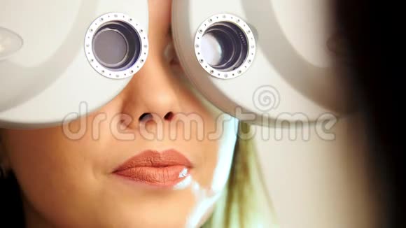眼科诊所用现代设备检查视力左眼视频的预览图