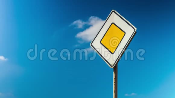 道路交通管制标志规则的道路主干道汽车交通用云彩在天空上签名视频的预览图