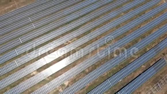 鸟瞰工业太阳能农场视频的预览图