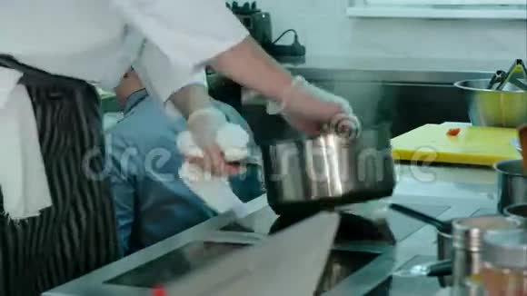 有经验的厨师他的男手在炉子上做饭视频的预览图